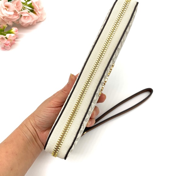 Michael Kors Jet Set Travel Continental Wristlet - Picture 4 of 8